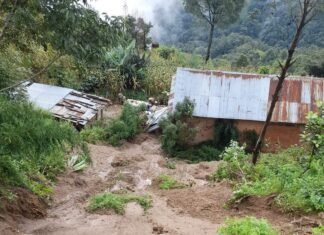 अविरल वर्षाको कारणले मण्डनदेउपुरमा पहिरोको बितण्डा