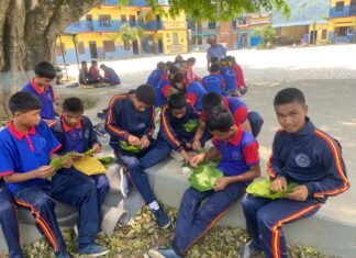 विद्यालयले शिक्षाको साथै परम्परागत सीप, टपरी बुन्न सिक्दै विद्यार्थी