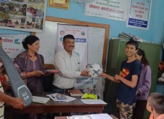 ताथलीमा रहेका बाल समूहलाई खेलकुद सामग्री वितरण