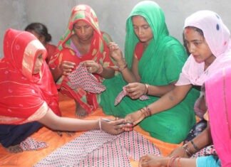 गृहिणीले बनाउन थाले सेनेटरी प्याड