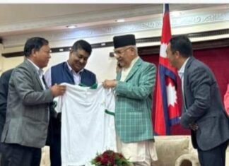 प्रम ओलीलाई नगरकोट भ्रमण बर्ष २०८२ काे टिसर्ट उपहार