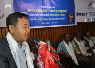 आभास हुन्छ घरि घरि, छौँ एकै सिरानीमा …