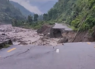 वर्षाका कारण धरान- धनकुटा सडक अवरुद्ध