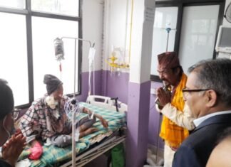 जन्म दिनको अवसरमा रविन्स लामाद्वारा क्यान्सर अस्पतालका बिरामीलाई खाना वितरण