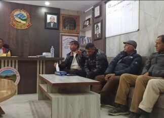 चाँगुनारायणमा बालुवा–माटो उत्खनन् विवाद : मेयर खत्रीले राेके सञ्चारकर्मीलाई भिडियो खिच्न