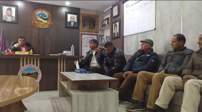 चाँगुनारायणमा बालुवा–माटो उत्खनन् विवाद : मेयर खत्रीले राेके सञ्चारकर्मीलाई भिडियो खिच्न